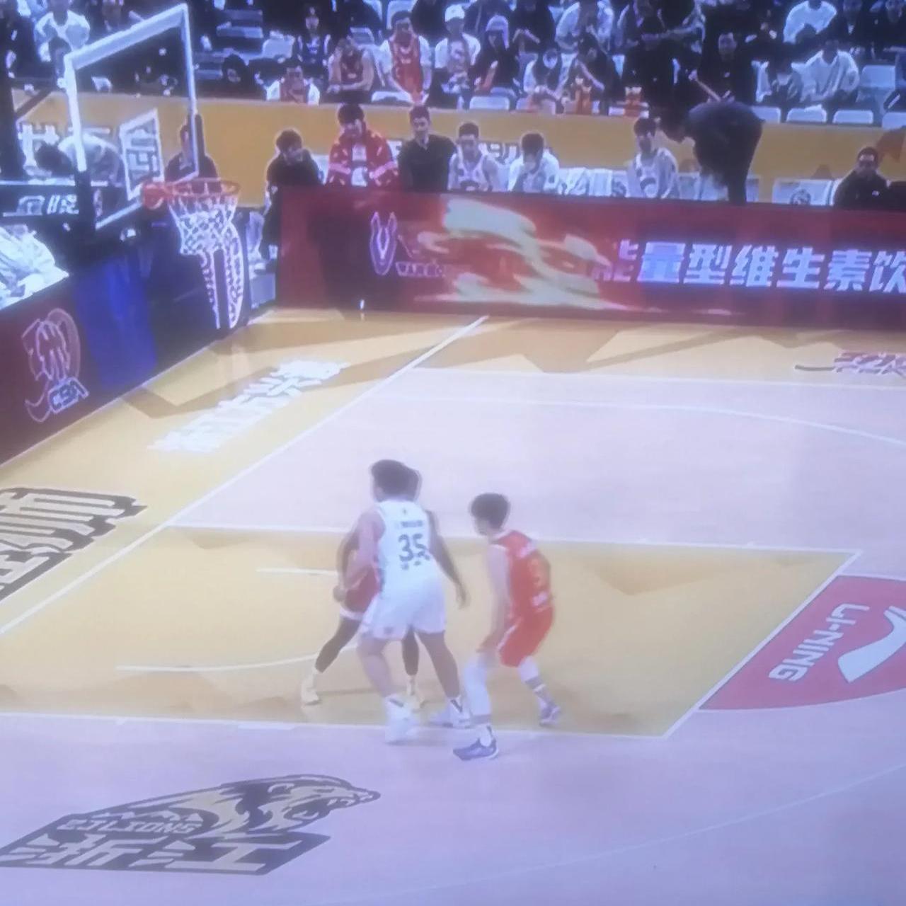 JackeyLove迎来三赛季出色发挥，法国队观众热烈欢呼！(disyllable中文翻译)