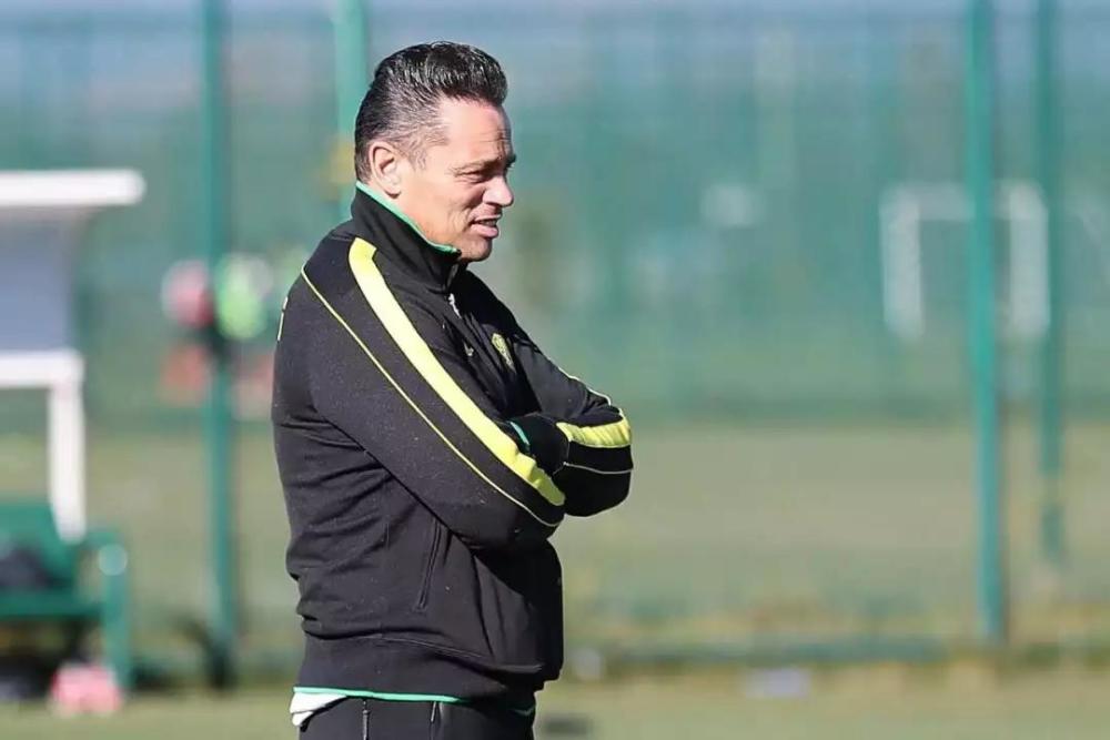 爱游戏中国官网 -清晨北京国安备战荷甲,内部沟通细节曝光,质疑声仍在,控场能力受关注的简单介绍